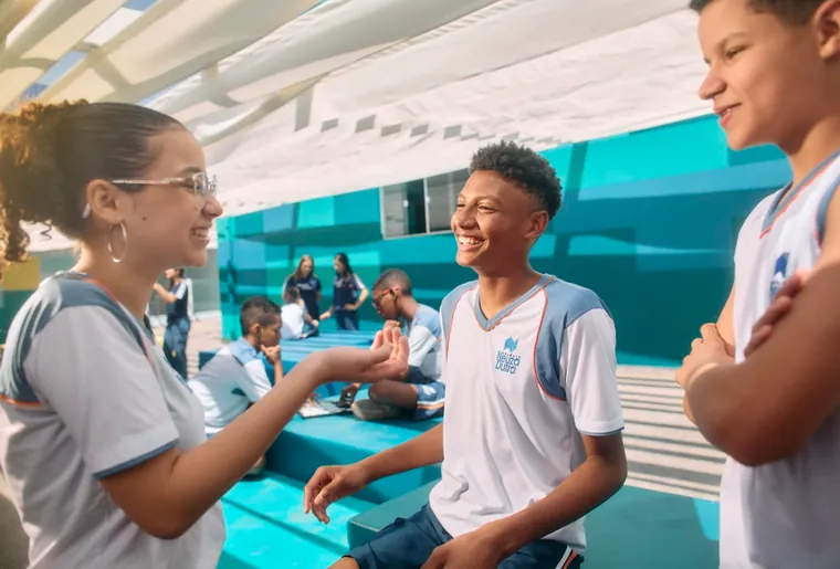 Estudantes do Ensino Médio conversando com professora