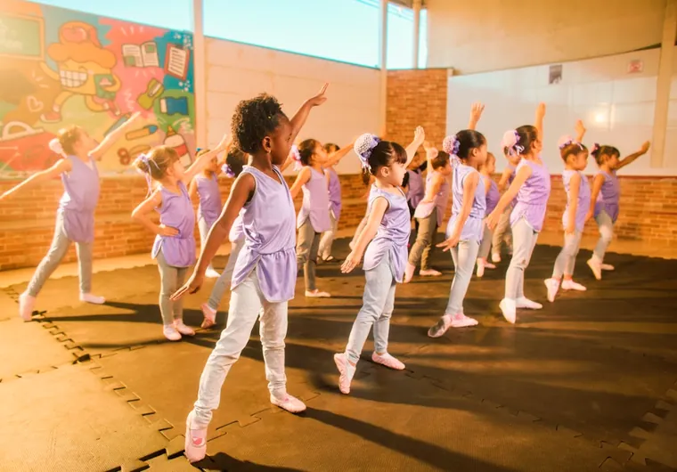 Turma de ballet em aula na quadra coberta