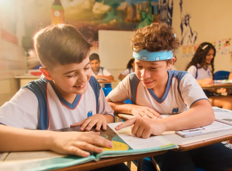 Alunos do Ensino Fundamental I em atividade de leitura