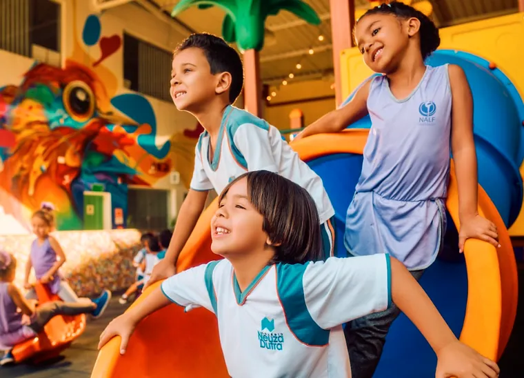 Crianças da Educação Infantil brincando nos espaços do colégio