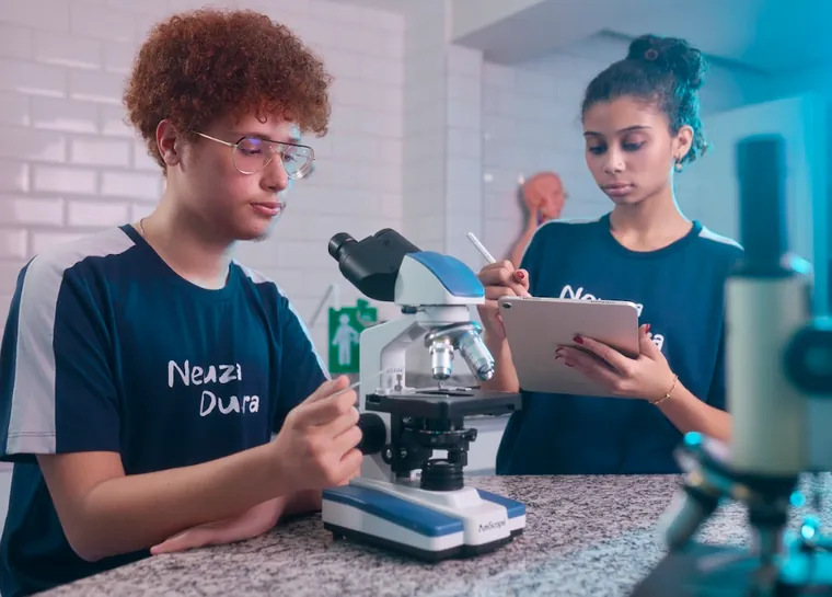 Estudantes do Fundamental II em experimento no laboratório de ciências