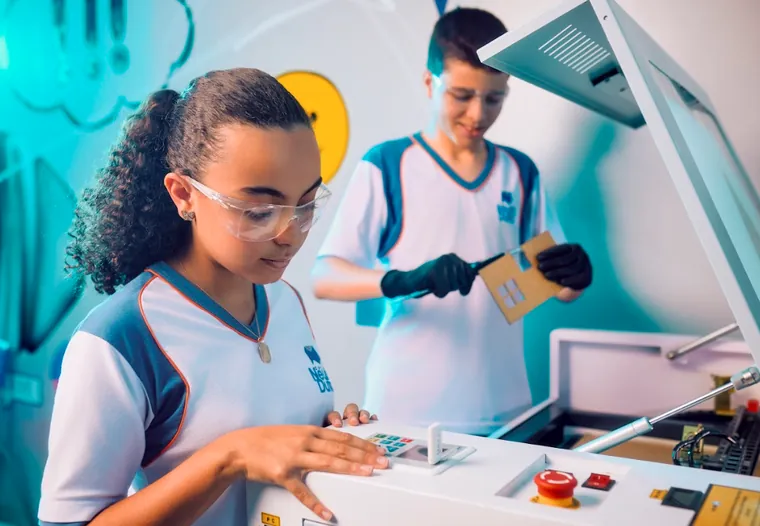 Estudante em prática experimental de laboratório